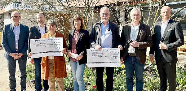 12.000 Euro Osterspende der Volksbank Breisgau Nord eG an Eduard-Spranger-Schule und Sprachheilschule in Emmendingen.
Große Freude über die Osterspenden an die Eduard-Spranger-Schule und an die Spracheilschule (von links): Udo Deutscher (Marketing I Vertrieb, Volksbank Breisgau Nord eG), Patrick Heil (Vorstand Volksbank Breisgau Nord eG), Gertrud Sträter (Vorsitzende Förderverein Sprachheilschule Emmendingen), Vera Nies (Schulleiterin Sprachheilschule Emmendingen), Peter Welz (Vorsitzender Förderverein Eduard-Spranger-Schule), Stephan Hiller (Schulleiter Eduard-Spranger-Schule) und Fritz Schultis (Vorstand Volksbank Breisgau Nord eG).

Foto: Volksbank Breisgau Nord eG