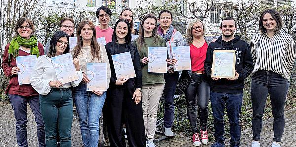 Katholischer Kindergarten St. Bernhard in Kehl erhielt PNO-Zertifikat.
Melina Korthaus (regionale Präventionsbeauftragte des PNO, ganz rechts) gratulierte dem Team um Kevin Lorenz (stellvertretender Kita-Leiter, links daneben) zur erfolgreichen PNO-Zertifizierung.

Foto: Landratsamt Ortenaukreis