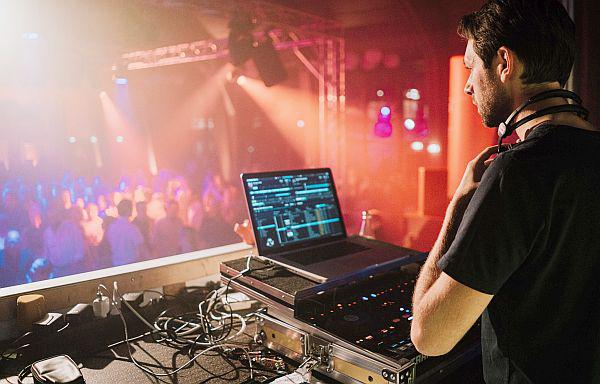6. April: SWR1-Disco in Rheinfelden.
DJ Corvin Tondera-Klein
Foto: Stadt Rheinfelden - Ronny Zimmermann 6. April: SWR1-Disco in Rheinfelden.
DJ Corvin Tondera-Klein
Foto: Stadt Rheinfelden - Ronny Zimmermann