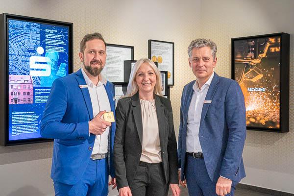 Sparkasse Freiburg-Nördlicher Breisgau öffnet neu gestaltete Kassenhalle im Finanzzentrum Freiburg.
Von links: Uwe Mainda (Leiter der Kassenhalle), Beate Schwarz (stellvertretendes Vorstandsmitglied und Bereichsleiterin Privatkunden) und Sparkassenvorstand Lars Hopp.
Foto: Jens Glade / Internetzeitung REGIOTRENDS Sparkasse Freiburg-Nördlicher Breisgau öffnet neu gestaltete Kassenhalle im Finanzzentrum Freiburg.
Von links: Uwe Mainda (Leiter der Kassenhalle), Beate Schwarz (stellvertretendes Vorstandsmitglied und Bereichsleiterin Privatkunden) und Sparkassenvorstand Lars Hopp.
Foto: Jens Glade / Internetzeitung REGIOTRENDS