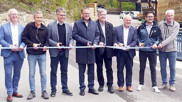 Moderner Brückenneubau in Seebach.
Von links: Kreisrat Hans-Jörg Decker, Alois Huber (Huber Bau GmbH), Bernd Mettenleiter (MdL), Landrat Frank Scherer, Willi Stächele (MdL), Bürgermeister Reinhard Schmälzle, Kreisrat Stefan Hattenbach und Straßenbauamtsleiter Roland Gässler.

Foto: Landratsamt Ortenaukreis