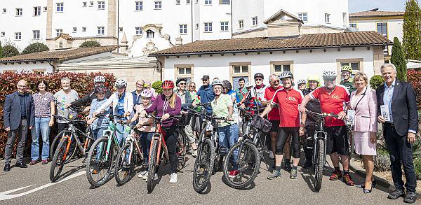 Neuer Kirchenradwegeführer der Ortenau mit Halt im Europa-Park.
Im Europa-Park Erlebnis-Resort wurden die rund 30 Fahrradfahrer von Mauritia und Jürgen Mack (rechts) sowie von Thomas Schneeberger und Andrea Ziegler (links) empfangen.
Foto: Europa-Park Neuer Kirchenradwegeführer der Ortenau mit Halt im Europa-Park.
Im Europa-Park Erlebnis-Resort wurden die rund 30 Fahrradfahrer von Mauritia und Jürgen Mack (rechts) sowie von Thomas Schneeberger und Andrea Ziegler (links) empfangen.
Foto: Europa-Park