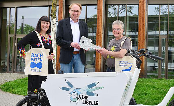 Start der elektrischen Libelle in Freiburg.
Von links: Bachgotti Ann Zirker, Bürgermeister Martin Haag und Berthold Krieger (Erster Vorsitzender Förderverein).
Foto: Stadt Freiburg Start der elektrischen Libelle in Freiburg.
Von links: Bachgotti Ann Zirker, Bürgermeister Martin Haag und Berthold Krieger (Erster Vorsitzender Förderverein).
Foto: Stadt Freiburg