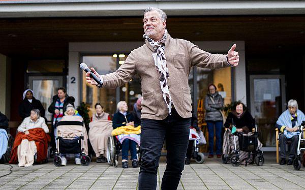 4. Mai: Rotary Action Day 2024.
Singen mit Marc Marschall in Offenburg.
Foto: Rotary Club Ortenau-Liberty - Jigal Fichtner 4. Mai: Rotary Action Day 2024.
Singen mit Marc Marschall in Offenburg.
Foto: Rotary Club Ortenau-Liberty - Jigal Fichtner