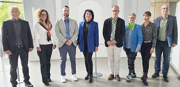 Weitere Kooperationen zum Job-Turbo unterzeichnet.
Von links: Heinz Disch (Geschäftsführer Jobcenter Landkreis Emmendingen), Katja Perminova (Erster Vorstand, Engagiertes Freiburg e V.), Tobias Wilde (Geschäftsführer Jobcenter Freiburg), Alina Arbeth (Vorstandsmitglied WESNA e.V.), Alexander Merk (Vorsitzender der Geschäftsführung, Agentur für Arbeit Freiburg), Irina Friedmann (Vorstandsvorsitzende, WESNA e. V.), Irina Monno (Vorstandsmitglied WESNA e.V.) und Achim Huber (Geschäftsführer Jobcenter Breisgau-Hochschwarzwald).

Foto: Agentur für Arbeit Freiburg