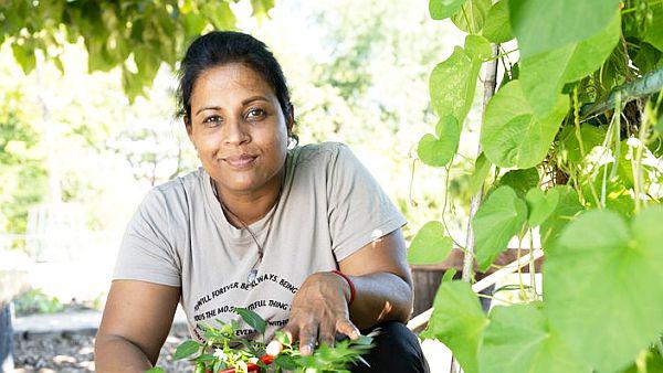 13. Mai: Garten & Lecker (Staffel 6/Folge 6) im WDR Fernsehen.
Sugirtha Navarathinam im Interkulturellen Gemeinschaftsgarten in Lahr.
Foto: WDR/Melanie Grande 13. Mai: Garten & Lecker (Staffel 6/Folge 6) im WDR Fernsehen.
Sugirtha Navarathinam im Interkulturellen Gemeinschaftsgarten in Lahr.
Foto: WDR/Melanie Grande