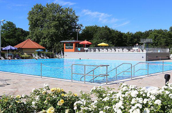 18. Mai: Freibad in Weil am Rhein eröffnet Saison.
Das Freibad ist wieder ab dem 18. Mai geöffnet: Inhaberinnen und Inhaber eines Familienpasses bekommen einen Gutschein, der eine Ermäßigung mit sich bringt.
Foto: Stadtverwaltung Weil am Rhein - Welti
18. Mai: Freibad in Weil am Rhein eröffnet Saison.
Das Freibad ist wieder ab dem 18. Mai geöffnet: Inhaberinnen und Inhaber eines Familienpasses bekommen einen Gutschein, der eine Ermäßigung mit sich bringt.
Foto: Stadtverwaltung Weil am Rhein - Welti