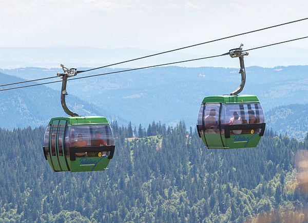 Freie Fahrt mit der Feldbergbahn.
Feldbergbahngondeln im Sommer.
Foto: Hochschwarzwald Tourismus GmbH
Freie Fahrt mit der Feldbergbahn.
Feldbergbahngondeln im Sommer.
Foto: Hochschwarzwald Tourismus GmbH