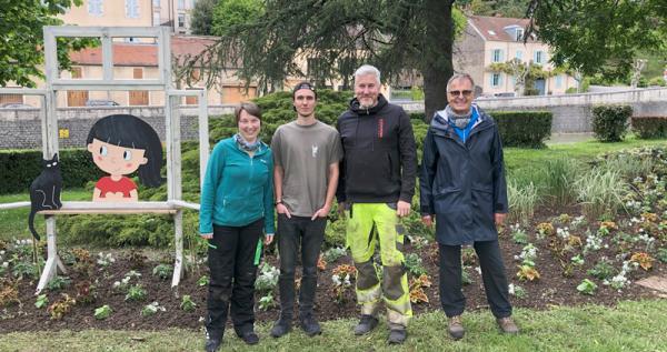 Die Lahrer Mitarbeiterinnen und Mitarbeiter vor dem bepflanzten Beet in Dole (von links): Katrin Mertenskötter, Colin Müller, Markus Neugebauer und Martin Frey | Quelle: Stadt Lahr Die Lahrer Mitarbeiterinnen und Mitarbeiter vor dem bepflanzten Beet in Dole (von links): Katrin Mertenskötter, Colin Müller, Markus Neugebauer und Martin Frey | Quelle: Stadt Lahr