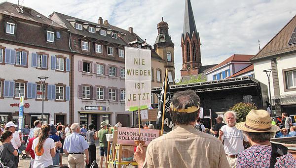 Kundgebung: „Emmendingen steht auf – Gemeinsam für die Demokratie!“
Bild: Reinhard Laniot / REGIOTRENDS lokal: "EM-extra" Kundgebung: „Emmendingen steht auf – Gemeinsam für die Demokratie!“
Bild: Reinhard Laniot / REGIOTRENDS lokal: "EM-extra"