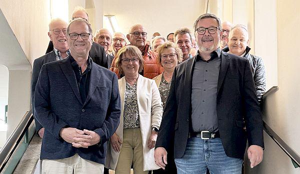 Neue Gutachter für Gutachterausschuss Nord-Östlicher Schwarzwald-Baar-Kreis in Villingen-Schwenningen vereidigt.
Die neu vereidigten Gutachter, nachdem sie von Oberbürgermeister Jürgen Roth (links vorne) die Urkunden erhalten haben.
Steffen Wölfel (rechts vorne) ist der Vorsitzende des Gemeinsamen Gutachterausschusses Nord-Östlicher Schwarzwald-Baar-Kreis.
Foto: Stadt Villingen-Schwenningen - Markus Rothweiler Neue Gutachter für Gutachterausschuss Nord-Östlicher Schwarzwald-Baar-Kreis in Villingen-Schwenningen vereidigt.
Die neu vereidigten Gutachter, nachdem sie von Oberbürgermeister Jürgen Roth (links vorne) die Urkunden erhalten haben.
Steffen Wölfel (rechts vorne) ist der Vorsitzende des Gemeinsamen Gutachterausschusses Nord-Östlicher Schwarzwald-Baar-Kreis.
Foto: Stadt Villingen-Schwenningen - Markus Rothweiler