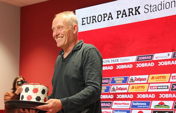 Letzte Pressekonferenz mit Christian Streich im Europa-Park-Stadion
Versüßt wurde Christian Streich die letzte Heim-Pressekonferenz mit einer "Danke-Torte", die die Journalisten gemeinsam finanziert hatten.
Bild: Reinhard Laniot / Internetzeitung REGIOTRENDS Letzte Pressekonferenz mit Christian Streich im Europa-Park-Stadion
Versüßt wurde Christian Streich die letzte Heim-Pressekonferenz mit einer "Danke-Torte", die die Journalisten gemeinsam finanziert hatten.
Bild: Reinhard Laniot / Internetzeitung REGIOTRENDS