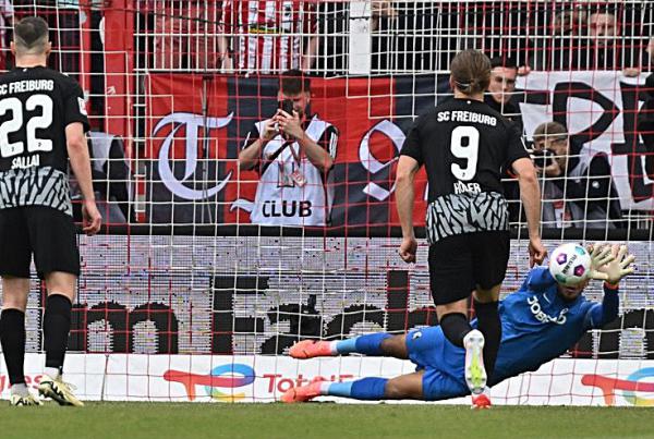 SC Freiburg unterliegt 1:2 bei Union Berlin
Atubolu hält zwei Elfmeter!
Bild: Stephan Eckenfels SC Freiburg unterliegt 1:2 bei Union Berlin
Atubolu hält zwei Elfmeter!
Bild: Stephan Eckenfels