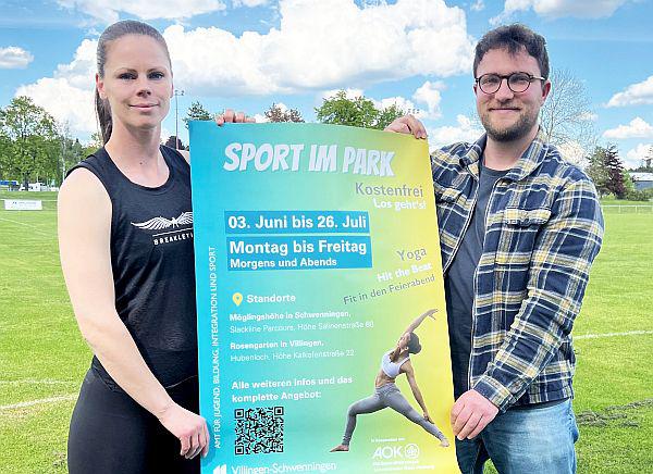3. Juni 2024: 'Sport im Park' in Villingen-Schwenningen geht in die zweite Runde.
Emilie Merkle, sie wird einen der Kurse leiten, und Jonas Hilsenbeck präsentieren das Plakat zu Sport im Park 2024.
Foto: Stadt Villingen-Schwenningen - Felicitas Heinrich 3. Juni 2024: 'Sport im Park' in Villingen-Schwenningen geht in die zweite Runde.
Emilie Merkle, sie wird einen der Kurse leiten, und Jonas Hilsenbeck präsentieren das Plakat zu Sport im Park 2024.
Foto: Stadt Villingen-Schwenningen - Felicitas Heinrich