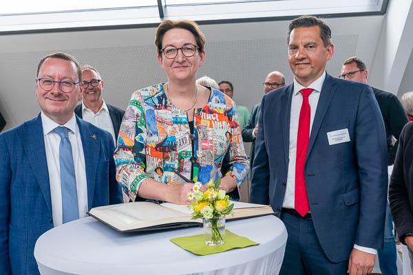 Bundesbauministerin Klara Geywitz stellte sich zum wohnungspolitischem Austausch im Bauinformationszentrum Bizzz in Gutach-Bleibach.
Eintrag ins goldene Buch der Gemeinde.
Foto: Jens Glade / Internetzeitung REGIOTRENDS Bundesbauministerin Klara Geywitz stellte sich zum wohnungspolitischem Austausch im Bauinformationszentrum Bizzz in Gutach-Bleibach.
Eintrag ins goldene Buch der Gemeinde.
Foto: Jens Glade / Internetzeitung REGIOTRENDS