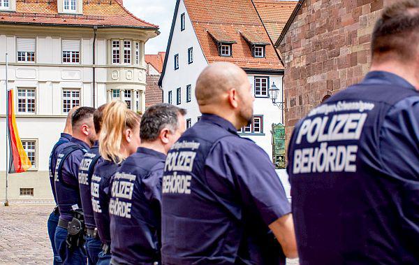 Schweigeminute in Villingen-Schwenningen für ermordeten Polizisten von Mannheim eingelegt.
Der Kommunale Ordnungsdienst und Oberbürgermeister Jürgen Roth gedenken dem ermordeten Mannheimer Polizisten bei der Schweigeminute.
Foto: Stadt Villingen-Schwenningen - Theresa Bendel Schweigeminute in Villingen-Schwenningen für ermordeten Polizisten von Mannheim eingelegt.
Der Kommunale Ordnungsdienst und Oberbürgermeister Jürgen Roth gedenken dem ermordeten Mannheimer Polizisten bei der Schweigeminute.
Foto: Stadt Villingen-Schwenningen - Theresa Bendel