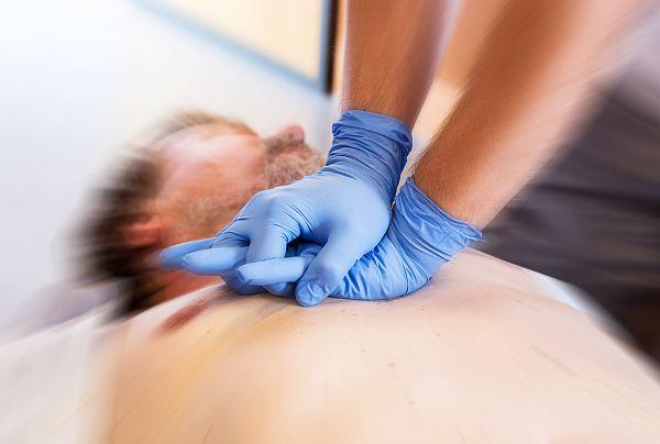 20. Juni 2024: Kostenfreier Laien-Reanimationskurs in Bad Krozingen.
Kurse zur Herz-Lungen-Wiederbelebung helfen, vorhandenes Wissen zu erhalten und Hemmschwellen abzubauen.
Foto: Universitätsklinikum Freiburg 20. Juni 2024: Kostenfreier Laien-Reanimationskurs in Bad Krozingen.
Kurse zur Herz-Lungen-Wiederbelebung helfen, vorhandenes Wissen zu erhalten und Hemmschwellen abzubauen.
Foto: Universitätsklinikum Freiburg