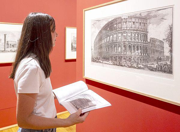 Ab 22. Juni 2024: Das Haus der Graphischen Sammlung in Freiburg präsentiert bedeutende Rom-Ansichten von Giovanni Battista Piranesi aus dem 18. Jahrhundert.
Ausstellungsansicht.
Foto: Stadt Freiburg - Patrick Seeger Ab 22. Juni 2024: Das Haus der Graphischen Sammlung in Freiburg präsentiert bedeutende Rom-Ansichten von Giovanni Battista Piranesi aus dem 18. Jahrhundert.
Ausstellungsansicht.
Foto: Stadt Freiburg - Patrick Seeger