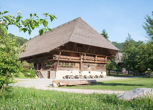 29. Juni 2024: Countdown zum 6. Ortenauer Bürgerfest im Vogtsbauernhof in Gutach.
Der historische Falkenhof, der zum 6. Ortenauer Bürgerfest spektakulär beleuchtet wird, bietet die perfekte Kulisse für das Open-Air-Konzert von „Jimmy‘s Soul Attack“. Im Festzelt vor dem Falkenhof gibt es Public-Viewing zum EM-Achterfinale.
Foto: Landratsamt Ortenaukreis - Vogtsbauernhof 29. Juni 2024: Countdown zum 6. Ortenauer Bürgerfest im Vogtsbauernhof in Gutach.
Der historische Falkenhof, der zum 6. Ortenauer Bürgerfest spektakulär beleuchtet wird, bietet die perfekte Kulisse für das Open-Air-Konzert von „Jimmy‘s Soul Attack“. Im Festzelt vor dem Falkenhof gibt es Public-Viewing zum EM-Achterfinale.
Foto: Landratsamt Ortenaukreis - Vogtsbauernhof