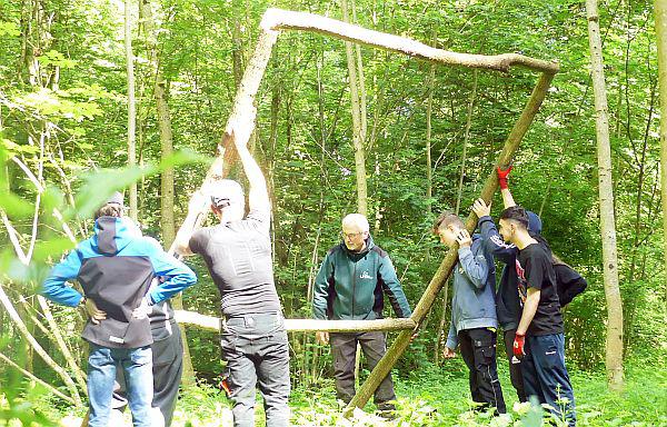 Schüler aus Offenburg bauten Beobachtungsstelle für Tiere.
Die Teilnehmer beim Aufbau Beobachtungsstelle.
Foto: Landratsamt Ortenaukreis Schüler aus Offenburg bauten Beobachtungsstelle für Tiere.
Die Teilnehmer beim Aufbau Beobachtungsstelle.
Foto: Landratsamt Ortenaukreis