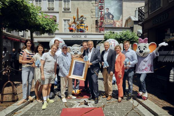 Otto wird von Familie Mack mit einem Stern auf dem "Walk of Fame" vor dem "Magic Cinema 4D" und von Oliver Pocher im Französischen Themenbereich überrascht | Bildquelle: Europa-Park
Otto wird von Familie Mack mit einem Stern auf dem "Walk of Fame" vor dem "Magic Cinema 4D" und von Oliver Pocher im Französischen Themenbereich überrascht | Bildquelle: Europa-Park