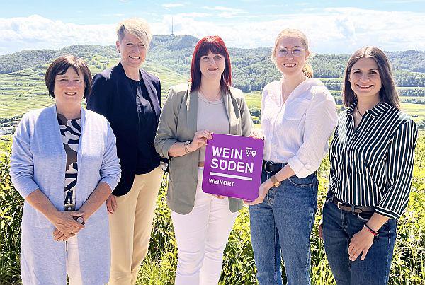 Breisach, Endingen, Ihringen und Vogtsburg als "Weinsüden Weinorte" ausgezeichnet.
Von links: Annette Senn, Ulrike Weiß, Nicole Schmidt, Aileen Rechtsteiner und Pia Weschle.
Foto: Naturgarten Kaiserstuhl Breisach, Endingen, Ihringen und Vogtsburg als "Weinsüden Weinorte" ausgezeichnet.
Von links: Annette Senn, Ulrike Weiß, Nicole Schmidt, Aileen Rechtsteiner und Pia Weschle.
Foto: Naturgarten Kaiserstuhl