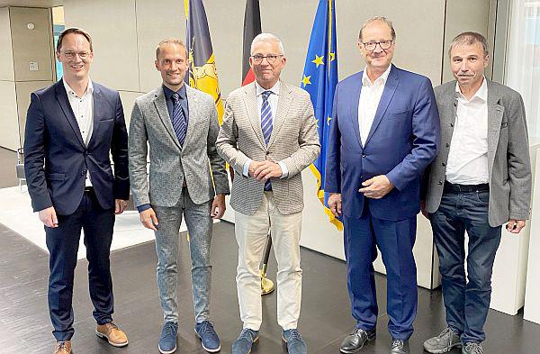 Villingen-Schwenningen ist 2027 Ausrichter der Heimattage Baden-Württemberg.
Thomas Strobl (Stellvertretender Ministerpräsident und Innenminister, Mitte) überbrachte Oberbürgermeister Jürgen Roth (Zweiter von rechts) in Stuttgart die gute Nachricht.
Foto: Stadt Villingen-Schwenningen - Innenministerium Baden-Württemberg Villingen-Schwenningen ist 2027 Ausrichter der Heimattage Baden-Württemberg.
Thomas Strobl (Stellvertretender Ministerpräsident und Innenminister, Mitte) überbrachte Oberbürgermeister Jürgen Roth (Zweiter von rechts) in Stuttgart die gute Nachricht.
Foto: Stadt Villingen-Schwenningen - Innenministerium Baden-Württemberg