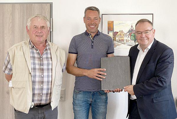 933 Unterschriften zum Bürgerbegehren in Teningen eingereicht.
Von links: Die Vertrauenspersonen Karl-Theo Trautmann und Stefan Gärtner übergeben Bürgermeister Heinz-Rudolf Hagenacker die Unterschriften für das Bürgerbegehren zur Beigeordnetenstelle.
Foto: Gemeindeverwaltung Teningen 933 Unterschriften zum Bürgerbegehren in Teningen eingereicht.
Von links: Die Vertrauenspersonen Karl-Theo Trautmann und Stefan Gärtner übergeben Bürgermeister Heinz-Rudolf Hagenacker die Unterschriften für das Bürgerbegehren zur Beigeordnetenstelle.
Foto: Gemeindeverwaltung Teningen