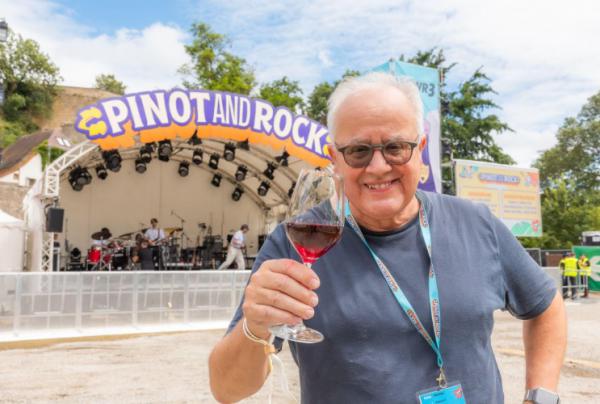 Festival-Initiator Fritz Keller vor der Kaiserstuhlbühne, der kleineren Festivalbühne des Pinot and Rock-Festival.
(Info: Pinot and Rock GmbH) Festival-Initiator Fritz Keller vor der Kaiserstuhlbühne, der kleineren Festivalbühne des Pinot and Rock-Festival.
(Info: Pinot and Rock GmbH)