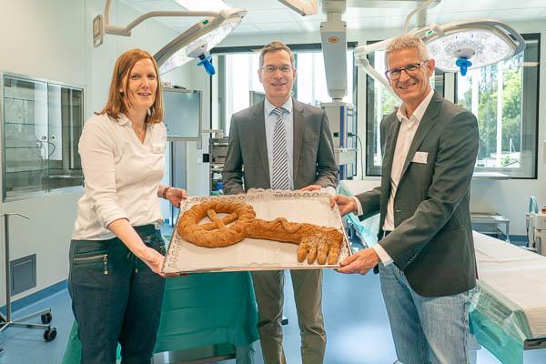 Der Neubau des OP-Trakts im Kreiskrankenhaus Emmendingen ist fertig.
Symbolische Schlüsselübergabe (von links): Architektin Patricia Haas, Landrat Hanno Hurth und Chefarzt Hans-Jürgen Ott.
Foto: Jens Glade / Internetzeitung REGIOTRENDS Der Neubau des OP-Trakts im Kreiskrankenhaus Emmendingen ist fertig.
Symbolische Schlüsselübergabe (von links): Architektin Patricia Haas, Landrat Hanno Hurth und Chefarzt Hans-Jürgen Ott.
Foto: Jens Glade / Internetzeitung REGIOTRENDS