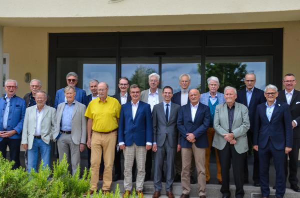 Anlässlich des 30-jährigen Bestehens des Zweckverbands Gewerbepark Breisgau hatte der Gewerbepark die Gründungsmitglieder und alle ehemaligen Vertreter der Verbandmitglieder zu einem Treffen eingeladen.
Bild: Zweckverbands Gewerbepark Breisgau Anlässlich des 30-jährigen Bestehens des Zweckverbands Gewerbepark Breisgau hatte der Gewerbepark die Gründungsmitglieder und alle ehemaligen Vertreter der Verbandmitglieder zu einem Treffen eingeladen.
Bild: Zweckverbands Gewerbepark Breisgau