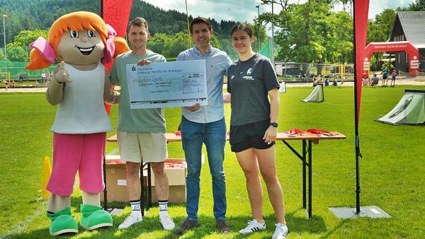 Knaxiger Support für die sportliche Jugendarbeit der FT 1844 (v.r.n.l.): Unterstützt von der SC-Bundesligaspielerin Svenja Fölmli überreicht Alexander Jacobs von der Sparkasse Freiburg-Nördlicher Breisgau einen symbolischen Spendenscheck über 2.000 Euro an Peter Gerspach, Geschäftsführer der FT.
Bild: Sparkasse Freiburg-Nördlicher Breisgau Knaxiger Support für die sportliche Jugendarbeit der FT 1844 (v.r.n.l.): Unterstützt von der SC-Bundesligaspielerin Svenja Fölmli überreicht Alexander Jacobs von der Sparkasse Freiburg-Nördlicher Breisgau einen symbolischen Spendenscheck über 2.000 Euro an Peter Gerspach, Geschäftsführer der FT.
Bild: Sparkasse Freiburg-Nördlicher Breisgau