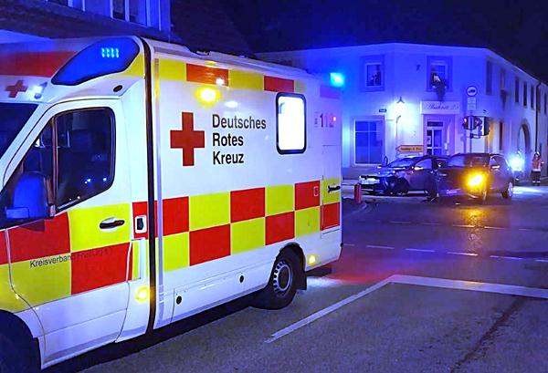 Unfallstelle in Bötzingen.
Bild: Matthias Reinbold, DRK-Kreisverband Freiburg Unfallstelle in Bötzingen.
Bild: Matthias Reinbold, DRK-Kreisverband Freiburg