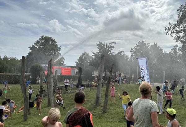Wasserbaustelle - Am Donnerstag, den 25.7. startet Bad Krozingen mit der Eröffnung der Wasserbaustelle im Danner-Park offiziell das diesjährige städtische Sommerferienprogramm.
Foto: Stadt Bad Krozingen Wasserbaustelle - Am Donnerstag, den 25.7. startet Bad Krozingen mit der Eröffnung der Wasserbaustelle im Danner-Park offiziell das diesjährige städtische Sommerferienprogramm.
Foto: Stadt Bad Krozingen