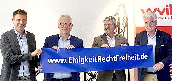 Geschäftsklima so schlecht wie seit Beginn der Corona-Krise.
wvib-Konjunktur-Pressekonferenz bei der Mack Rides GmbH & Co. KG (von links): Auch die Podiumsteilnehmer Benedikt Becherer (Geschäftsführer Becherer Möbelwerkstätten Innenausbau GmbH), wvib-Hauptgeschäftsführer Christoph Münzer, Bert Sutter (wvib-Präsident und Geschäftsführer Sutter Medizintechnik GmbH) und Gastgeber Christian von Elverfeldt (Geschäftsführer Mack Rides GmbH & Co. KG) stehen hinter der Kampagne Einigkeit.Recht.Freiheit.
Foto: Wirtschaftsverband Industrieller Unternehmen Baden e.V. Geschäftsklima so schlecht wie seit Beginn der Corona-Krise.
wvib-Konjunktur-Pressekonferenz bei der Mack Rides GmbH & Co. KG (von links): Auch die Podiumsteilnehmer Benedikt Becherer (Geschäftsführer Becherer Möbelwerkstätten Innenausbau GmbH), wvib-Hauptgeschäftsführer Christoph Münzer, Bert Sutter (wvib-Präsident und Geschäftsführer Sutter Medizintechnik GmbH) und Gastgeber Christian von Elverfeldt (Geschäftsführer Mack Rides GmbH & Co. KG) stehen hinter der Kampagne Einigkeit.Recht.Freiheit.
Foto: Wirtschaftsverband Industrieller Unternehmen Baden e.V.