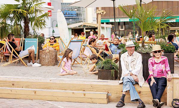 28. Juli 2024: Stadtstrand auf dem Muslenplatz in Schwenningen eröffnet.
Der Stadtstrand VS geht in die zweite Auflage. Schon vergangenes Jahr kam dieser bei den Bürgern sehr gut an.
Foto: Stadt Villingen-Schwenningen - Markus Heinzelmann 28. Juli 2024: Stadtstrand auf dem Muslenplatz in Schwenningen eröffnet.
Der Stadtstrand VS geht in die zweite Auflage. Schon vergangenes Jahr kam dieser bei den Bürgern sehr gut an.
Foto: Stadt Villingen-Schwenningen - Markus Heinzelmann