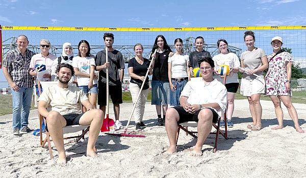 Beachvolleyballfeld in Weil am Rhein eingeweiht.
Vertreter des Jugendparlaments, des Nachtsports, aber auch Stadtrat Andreas Rühle (links), Bauamtsleiter Christian Renner (Zweiter von links), Vera Pham von der Stadt- und Grünplanung (rechts) und Stadtjugendpflegerin Verena Eyhorn (Zweite von rechts) freuen sich mit Oberbürgermeisterin Diana Stöcker (Mitte) über dieses coole Beteiligungsprojekt im Rheinpark.
Foto: Stadtverwaltung Weil am Rhein - Sarli Beachvolleyballfeld in Weil am Rhein eingeweiht.
Vertreter des Jugendparlaments, des Nachtsports, aber auch Stadtrat Andreas Rühle (links), Bauamtsleiter Christian Renner (Zweiter von links), Vera Pham von der Stadt- und Grünplanung (rechts) und Stadtjugendpflegerin Verena Eyhorn (Zweite von rechts) freuen sich mit Oberbürgermeisterin Diana Stöcker (Mitte) über dieses coole Beteiligungsprojekt im Rheinpark.
Foto: Stadtverwaltung Weil am Rhein - Sarli