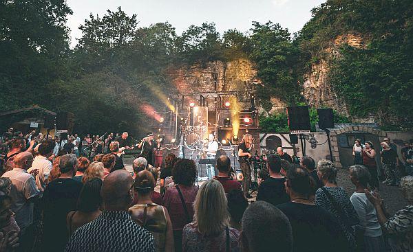 7. September 2024: THEy CLAP in Emmendingen.
Mehrere hundert Gäste ließen sich im vergangenen Jahr von der einzigartigen Mischung
aus Kulisse und Musik beim Konzert von THEy CLAP begeistern.
Foto: Theater im Steinbruch 7. September 2024: THEy CLAP in Emmendingen.
Mehrere hundert Gäste ließen sich im vergangenen Jahr von der einzigartigen Mischung
aus Kulisse und Musik beim Konzert von THEy CLAP begeistern.
Foto: Theater im Steinbruch