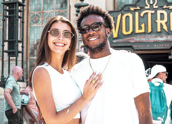 Musiker David Banda zu Gast im Europa-Park.
David Banda gemeinsam mit Freundin Maria Atuesta vor der Achterbahn „Voltron Nevera powered by Rimac“.
Foto: Europa-Park
Musiker David Banda zu Gast im Europa-Park.
David Banda gemeinsam mit Freundin Maria Atuesta vor der Achterbahn „Voltron Nevera powered by Rimac“.
Foto: Europa-Park