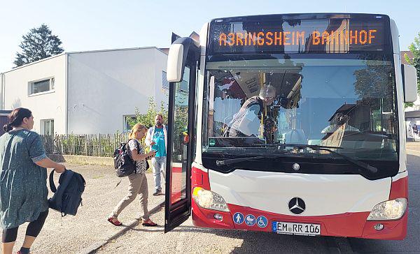 Mit dem Bus der Linie 7231 von Ettenheim nach Rust und an den Bahnhof von Ringsheim.
Foto: Stadt Ettenheim Mit dem Bus der Linie 7231 von Ettenheim nach Rust und an den Bahnhof von Ringsheim.
Foto: Stadt Ettenheim