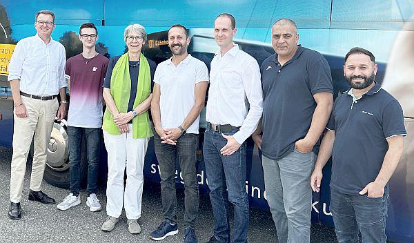 Staatssekretärin Elke Zimmer informierte sich bei SWEG in Lahr über Busfahrer-Ausbildung.
Staatssekretärin Elke Zimmer (Dritte von links), Tobias Harms (Vorsitzender der SWEG-Geschäftsführung, links), und SWEG-Fahrlehrer Norbert Mangei (Dritter von rechts) sowie Fahrschüler der SWEG-Busfahrschule.
Foto: Stadt Lahr - SWEG Südwestdeutsche Landesverkehrs-GmbH Staatssekretärin Elke Zimmer informierte sich bei SWEG in Lahr über Busfahrer-Ausbildung.
Staatssekretärin Elke Zimmer (Dritte von links), Tobias Harms (Vorsitzender der SWEG-Geschäftsführung, links), und SWEG-Fahrlehrer Norbert Mangei (Dritter von rechts) sowie Fahrschüler der SWEG-Busfahrschule.
Foto: Stadt Lahr - SWEG Südwestdeutsche Landesverkehrs-GmbH