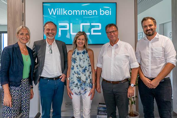 Minister Hauk besuchte Neubau der Firma PLC2 Design in Endingen
Von links: Bürgermeister-Stellvertreterin Monika Bohn, CEO Dr. Steffen Zimmermann, Nicole Bucher (Regierungspräsidium Freiburg), Minister Peter Hauk, CEO Stefan Krassin.
Foto: Jens Glade / Internetzeitung REGIOTRENDS Minister Hauk besuchte Neubau der Firma PLC2 Design in Endingen
Von links: Bürgermeister-Stellvertreterin Monika Bohn, CEO Dr. Steffen Zimmermann, Nicole Bucher (Regierungspräsidium Freiburg), Minister Peter Hauk, CEO Stefan Krassin.
Foto: Jens Glade / Internetzeitung REGIOTRENDS