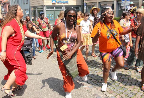 African-Music-Festival-Parade
Alle Bilder: Reinhard Laniot / REGIOTRENDS lokal: "EM-extra" African-Music-Festival-Parade
Alle Bilder: Reinhard Laniot / REGIOTRENDS lokal: "EM-extra"