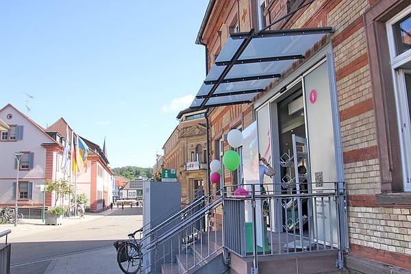 Neue Tourist-Info in Emmendingen eröffnet
Bild: Reinhard Laniot / REGIOTRENDS lokal: "EM-extra" Neue Tourist-Info in Emmendingen eröffnet
Bild: Reinhard Laniot / REGIOTRENDS lokal: "EM-extra"