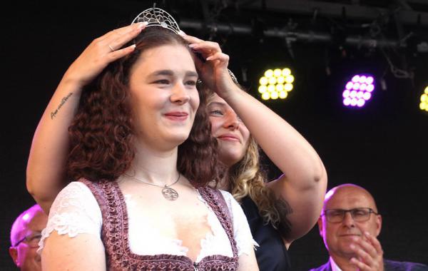Jessica Mutschler aus Bleichheim ist neue Breisgauer Weinprinzessin.
Die Badische Weinkönigin Lucia Winterhalter (rechts) nahm die Krönung vor
Foto: Reinhard Laniot / Internetzeitung REGIOTRENDS Jessica Mutschler aus Bleichheim ist neue Breisgauer Weinprinzessin.
Die Badische Weinkönigin Lucia Winterhalter (rechts) nahm die Krönung vor
Foto: Reinhard Laniot / Internetzeitung REGIOTRENDS
