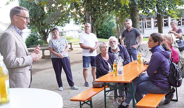 Im Dialog mit Oberbürgermeister Markus Ibert in Lahr.
Oberbürgermeister Markus Ibert beim Stadtteiltag in Langenwinkel 2022.
Foto: Stadt Lahr Im Dialog mit Oberbürgermeister Markus Ibert in Lahr.
Oberbürgermeister Markus Ibert beim Stadtteiltag in Langenwinkel 2022.
Foto: Stadt Lahr