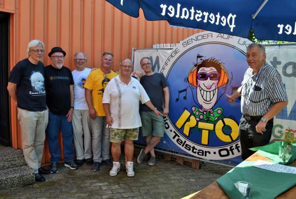 Ein Wiedersehen der Radiomacher nach Jahren: Jan Sundermann, Patrick Schneider, Initiator Frank Leonhardt, Conny Ferrin, Helmut Matt, Lucas Glasmacher und Horst Garbe (von links). Ein Wiedersehen der Radiomacher nach Jahren: Jan Sundermann, Patrick Schneider, Initiator Frank Leonhardt, Conny Ferrin, Helmut Matt, Lucas Glasmacher und Horst Garbe (von links).