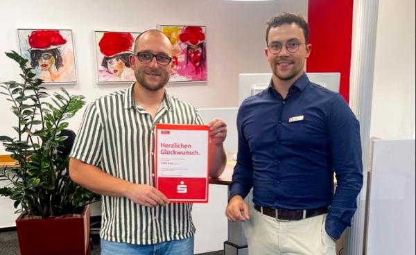 Lukas Veser, Privatkundenberater auf der Geschäftsstelle Gutach, überreicht seinem Kunden Marcel Desenzani (links) seinen Hauptgewinn.
Copyright: Sparkasse Freiburg-Nördlicher Breisgau Lukas Veser, Privatkundenberater auf der Geschäftsstelle Gutach, überreicht seinem Kunden Marcel Desenzani (links) seinen Hauptgewinn.
Copyright: Sparkasse Freiburg-Nördlicher Breisgau
