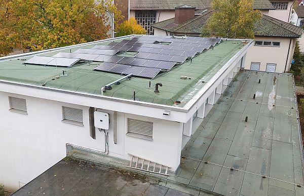 Sommerbaustellen in Freiburg (Teil I).
PV-Anlage auf dem Dach der Sporthalle, von der Reinhold-Schneider-Schule aus.
Foto: Stadt Freiburg Sommerbaustellen in Freiburg (Teil I).
PV-Anlage auf dem Dach der Sporthalle, von der Reinhold-Schneider-Schule aus.
Foto: Stadt Freiburg