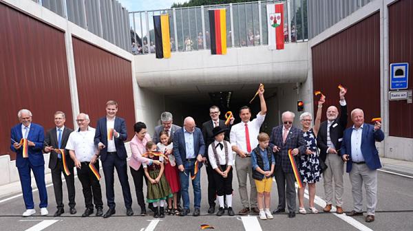 Neuer Brandbergtunnel an der B 294 bei Winden (Kreis Emmendingen) für den Verkehr frei gegeben!
Foto: Jens Glade / Internetzeitung REGIOTRENDS Neuer Brandbergtunnel an der B 294 bei Winden (Kreis Emmendingen) für den Verkehr frei gegeben!
Foto: Jens Glade / Internetzeitung REGIOTRENDS